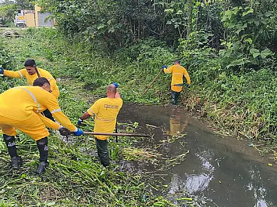 Zeladoria e tapa-buraco prosseguem em diversos locais de Guarujá