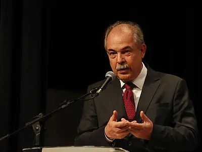 Juro é obstáculo para função social do BNDES, afirma Mercadante