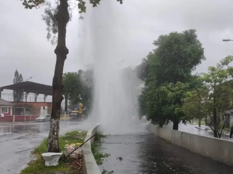 Avenida em São Vicente fica inundada após rompimento de tubulação