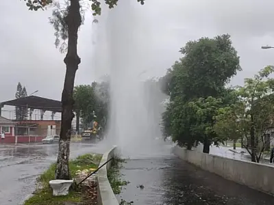 Avenida em São Vicente fica inundada após rompimento de tubulação