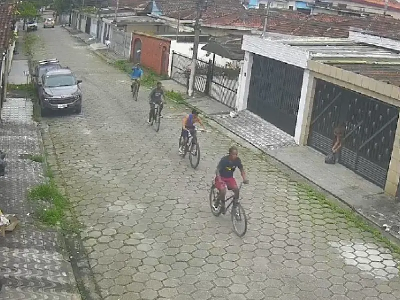Três pessoas são vítimas de assalto em São Vicente e homem tem aliança arrancada do dedo com a boca