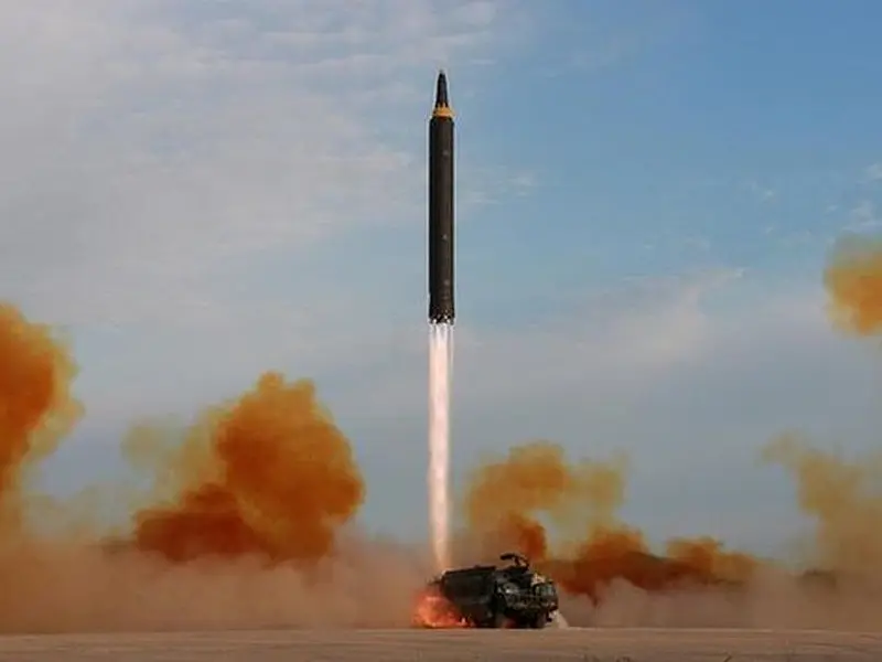 Força militar: Coreia do Norte lança novo míssil balístico