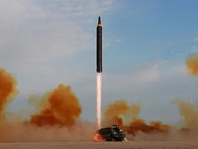 Força militar: Coreia do Norte lança novo míssil balístico