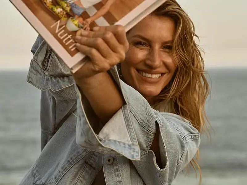 Livro de Gisele Bündchen alcança 2º lugar em lista de mais vendidos e top comemora
