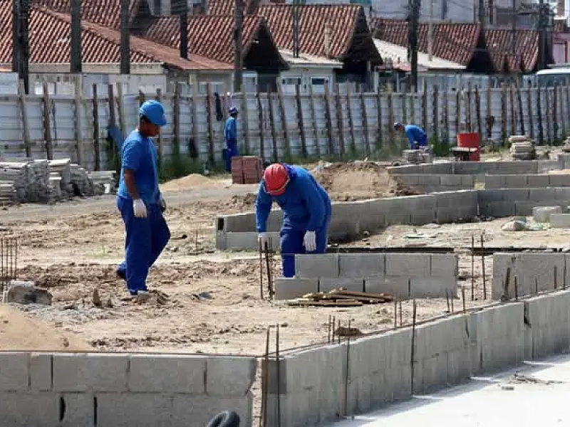 Busca por profissionais da construção civil aumenta significativamente no PAT de Praia Grande/SP