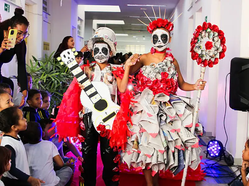 Alunos sobem à passarela e têm dia de manequins mirins em escola de São Vicente