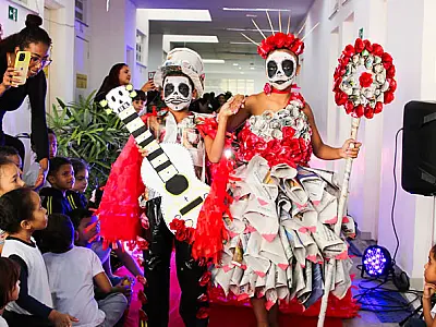 Alunos sobem à passarela e têm dia de manequins mirins em escola de São Vicente