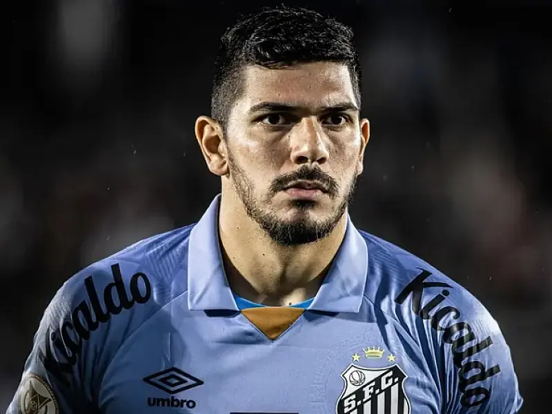 João Paulo perde força dentro e fora do vestiário do Santos após rebaixamento