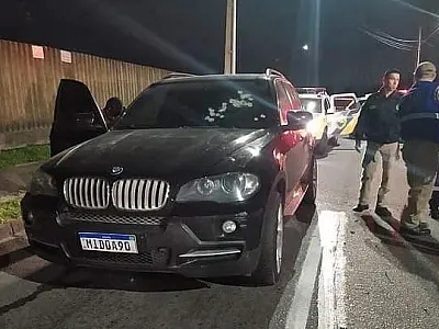Casal é morto a tiros em carro de luxo em Curitiba
