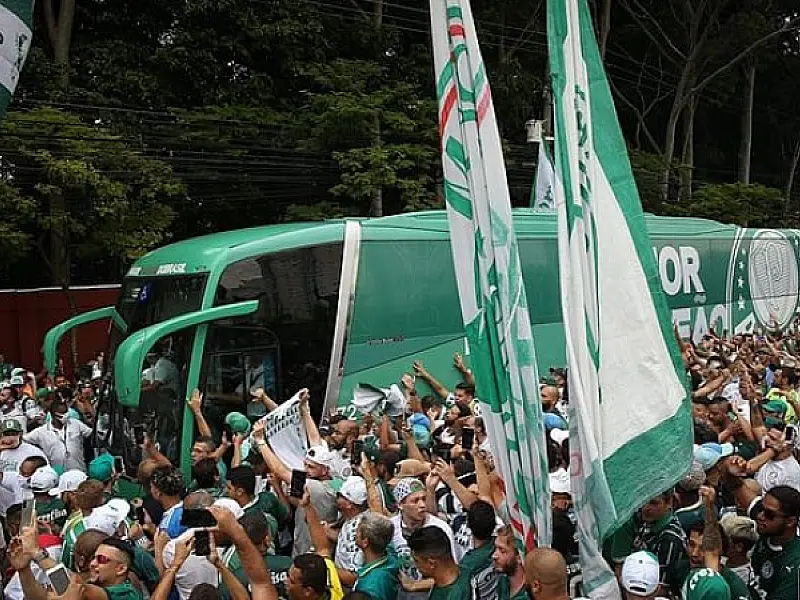 Ônibus do Palmeiras deixa CT rumo ao Mundial com festa e mar verde