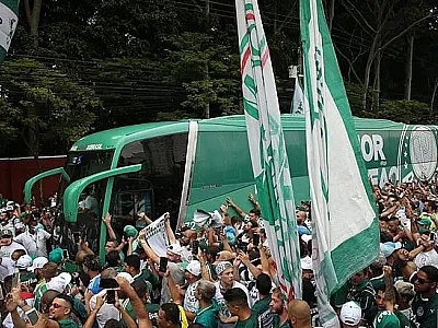 Ônibus do Palmeiras deixa CT rumo ao Mundial com festa e mar verde