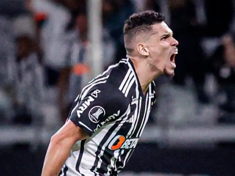 Libertadores: Paulinho decide e Atlético-MG vence para continuar vivo