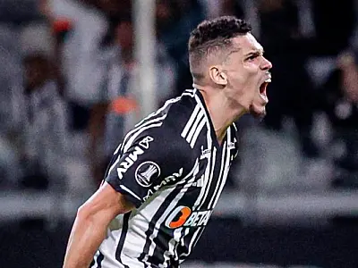 Libertadores: Paulinho decide e Atlético-MG vence para continuar vivo