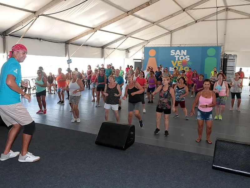 Tendas do Santos Verão oferecem aulas e apresentações musicais para todos os gostos