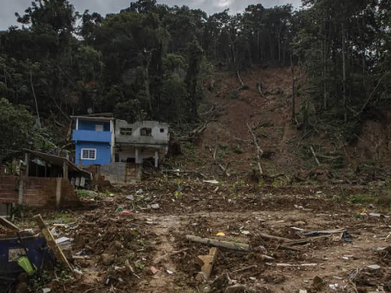 Sob incerteza, moradores resistem em encosta 6 meses após tragédia de São Sebastião