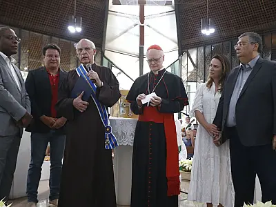 Padre Júlio Lancellotti recebe medalha da Ordem do Mérito