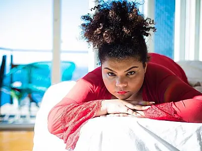 Filha de Arlindo Cruz posa de lingerie, sofre ataques e deixa redes sociais