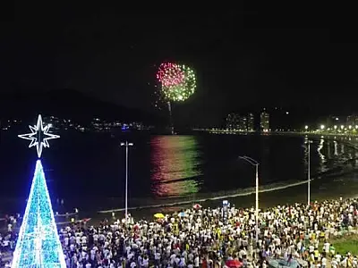 Queima de fogos e DJ Dodô agitam Réveillon em São Vicente