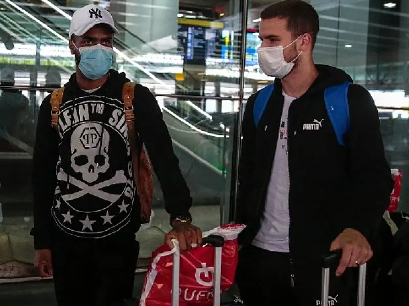Jogadores brasileiros chegam ao país com histórias de angústia para contar