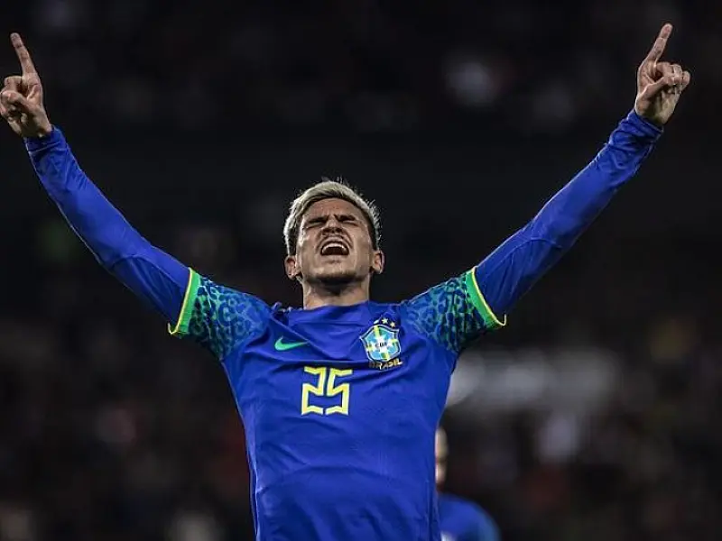 Em alta, Pedro é 'abraçado' na seleção e ganha torcida do elenco do Flamengo
