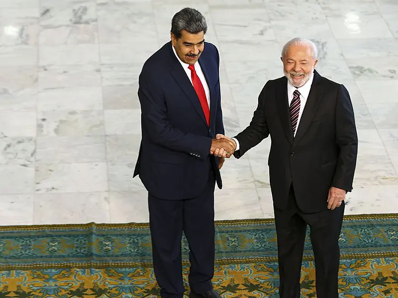 Ao lado de Maduro, Lula defende união de países latino-americanos