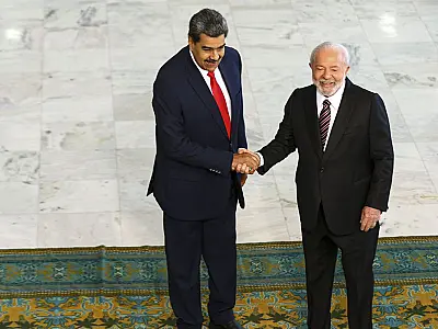 Ao lado de Maduro, Lula defende união de países latino-americanos