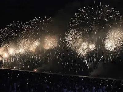 Com muita música e show de luzes, orla de Santos recebe um milhão de pessoas na chegada de 2025