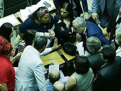 Câmara aprova PEC que perdoa multas e cotas raciais de partidos