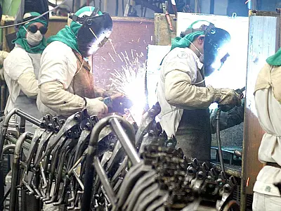 Produção industrial cresce 0,3% de abril para maio