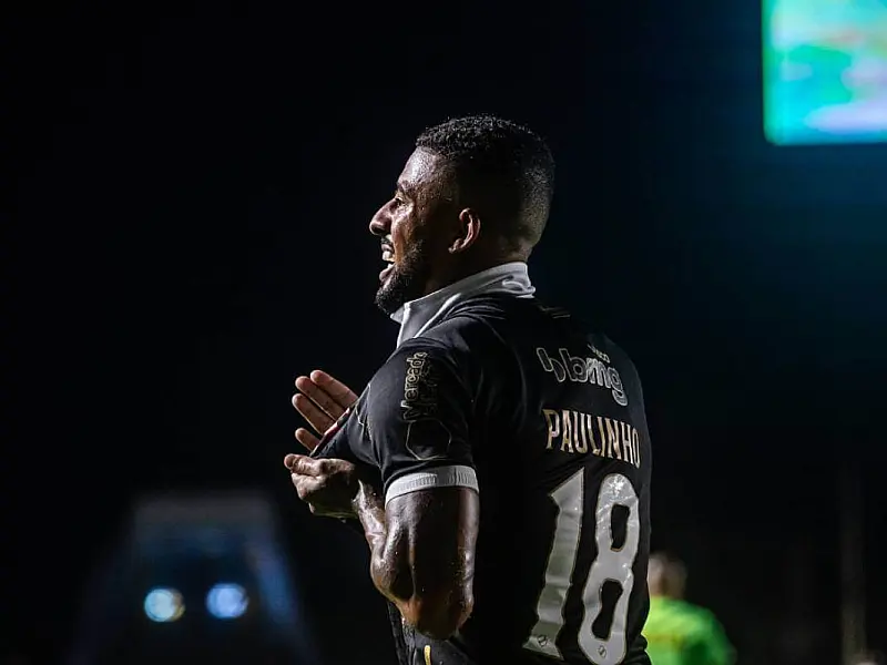 Paulinho sai do 'anonimato' pelo Vasco após 7 anos fora