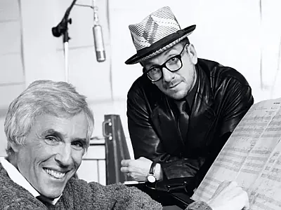 Em casamento perfeito, Elvis Costello e Burt Bacharach lançam 45 pérolas para deixar para a história