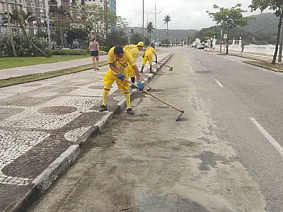 Limpeza na orla de Santos prossegue após a ressaca de quinta-feira