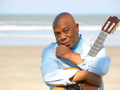 Filó Machado apresenta o show '60 Anos de Música' no Teatro Guarany Santos