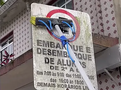 Cubatão prossegue com limpeza e manutenção das placas de sinalização vertical