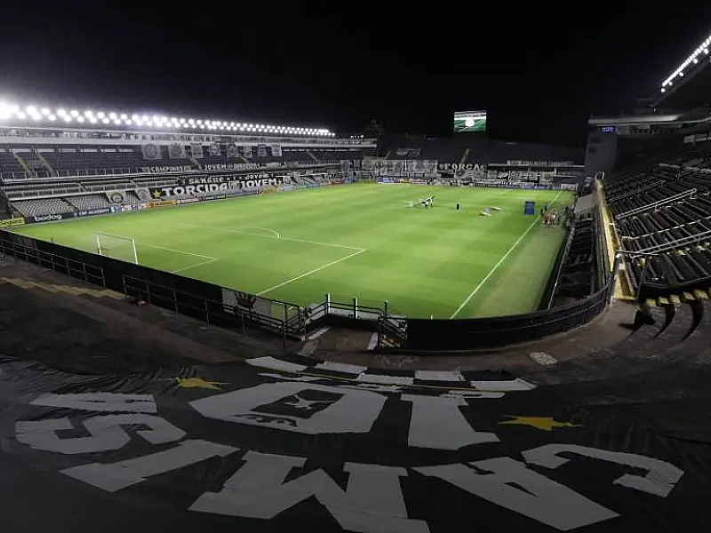 Santos volta a sacrificar base em momento de crise