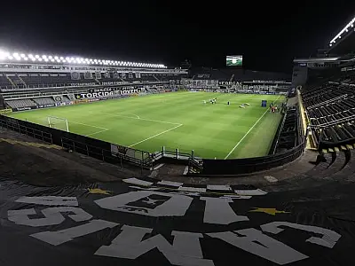 Santos volta a sacrificar base em momento de crise