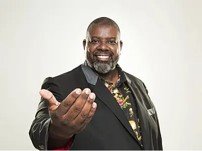 Péricles apresenta a turnê 'Céu Lilás' em São Vicente