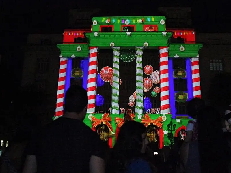 Projeção Mapeada, Bonde Temático e chegada do Papai Noel marcam início do Natal Criativo no Centro