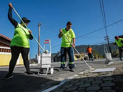 Mutirão de limpeza revitaliza ruas do Bairro Solemar, em Praia Grande/SP