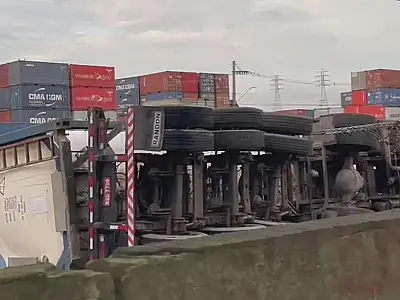Carreta carregada com glicerina tomba nesta manhã de terça-feira, 18, na Anchieta