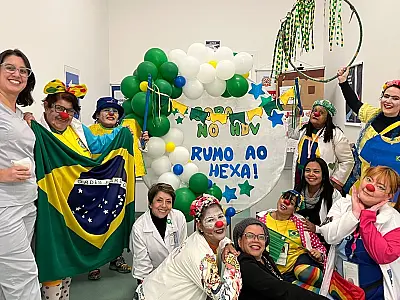 Em clima de Copa do Mundo, Doutores do Riso levam alegria a pacientes do Hospital do Vicentino