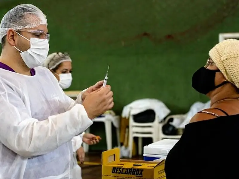 Com alta nas confirmações de Covid-19, Santos faz alerta para reforço da vacina