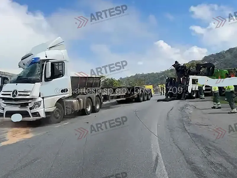 Carreta tomba após bater em mureta na Anchieta