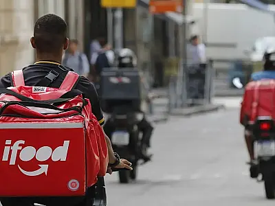 Trabalhador de aplicativo: sem proteção social, mas contra a regulação
