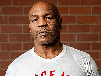 Mike Tyson dá socos no rosto de homem em avião