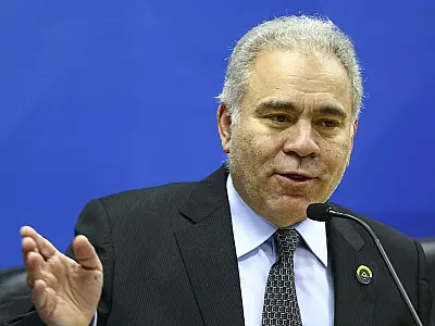 Governo planeja flexibilizar regra sobre uso de máscara no trabalho