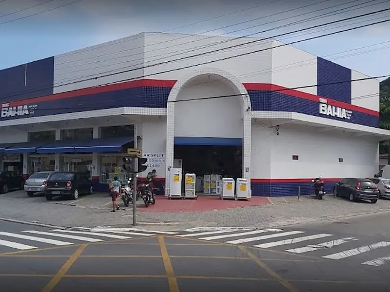 Motorista perde o controle do carro e invade loja no Centro de Guarujá