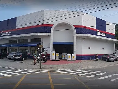 Motorista perde o controle do carro e invade loja no Centro de Guarujá