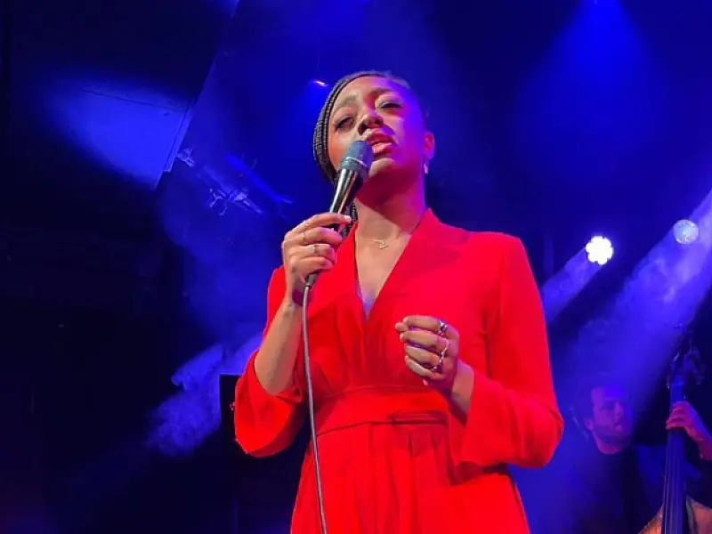 Samara Joy, que venceu Grammy de revelação, segue Anitta nas redes após prêmio