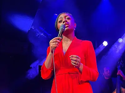 Samara Joy, que venceu Grammy de revelação, segue Anitta nas redes após prêmio